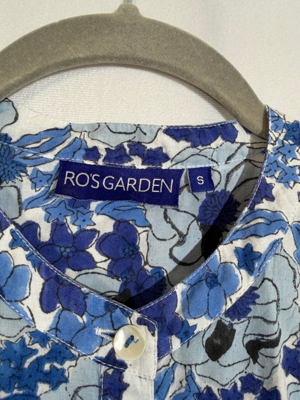 Ro’s Garden Blue Nevano Dawson Top Size S Blue Floral EUC - Picture 4 of 10